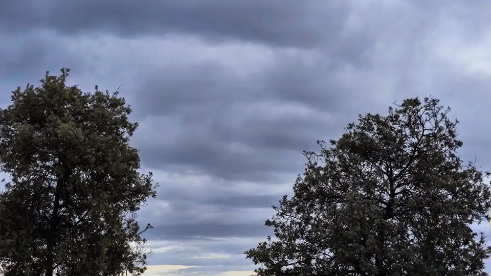 Ο καιρός σήμερα: Με νεφώσεις και τοπικές βροχές – Η πρόγνωση της ΕΜΥ για όλη τη χώρα