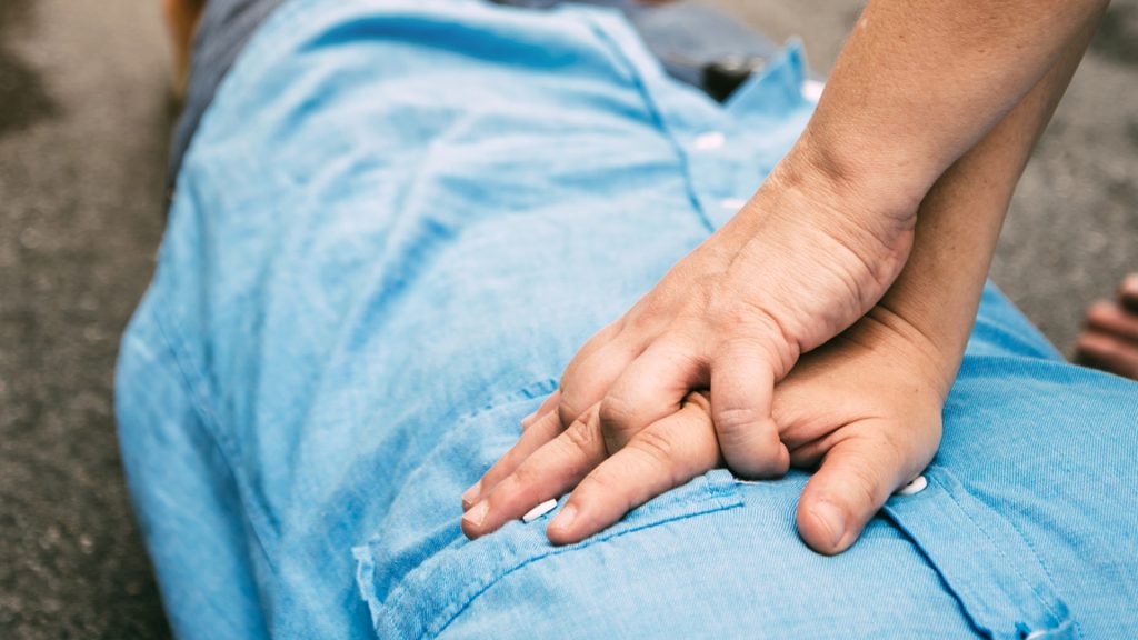 Παραλίγο τραγωδία στη Θεσσαλονίκη: 65χρονος υπέστη καρδιακή ανακοπή μέσα σε κατάλυμα – Σώθηκε την τελευταία στιγμή