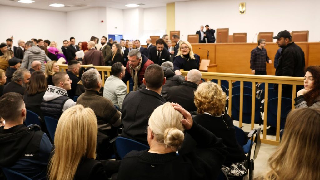 Ένταση στη δίκη των Τεμπών – Πρόεδρος προς Μ.Καρυστιανού: «Αν συνεχίσετε έτσι θα περάσετε έξω»