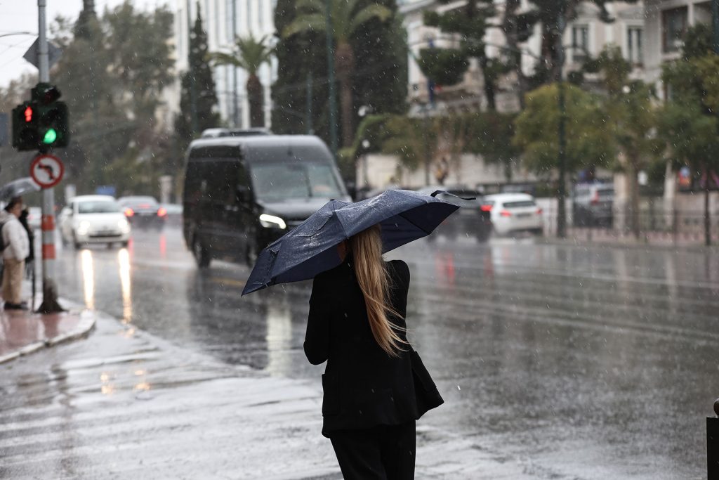 Η ΕΜΥ επικαιροποίησε το έκτακτο δελτίο επιδείνωσης του καιρού: Πώς θα κινηθεί η κακοκαιρία τις επόμενες ώρες