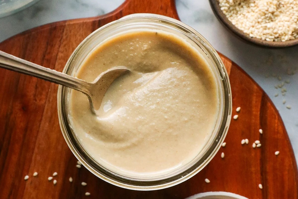 Ταχίνι το «θαυματουργό»: Να γιατί αξίζει μια θέση στη διατροφή μας