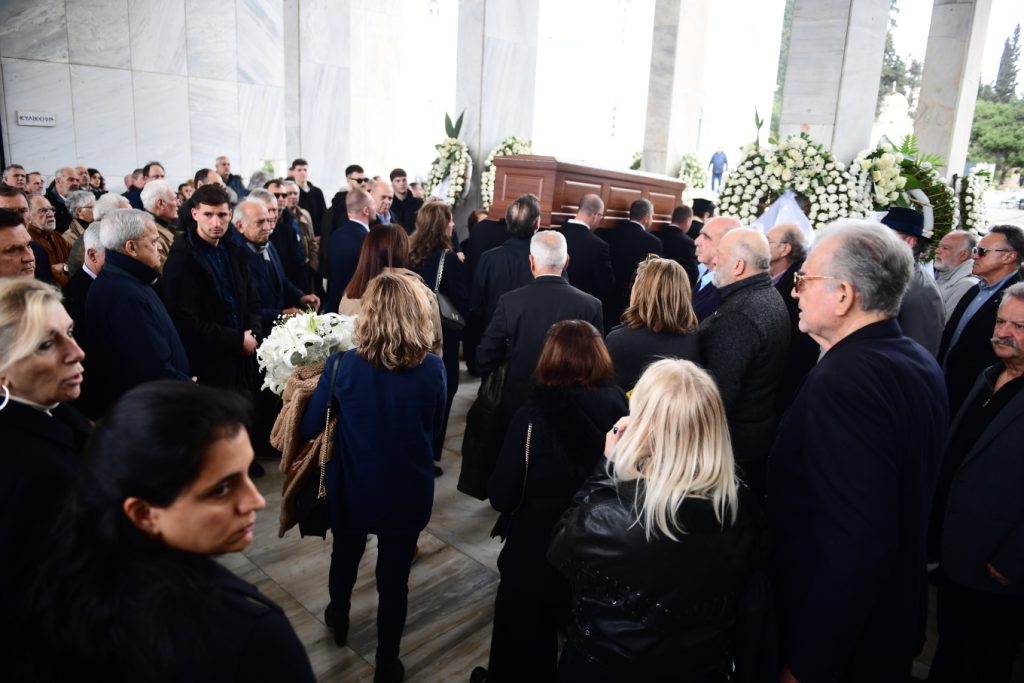 Συγγενείς και φίλοι είπαν το «ύστατο χαίρε» στον Βασίλη Γκούμα – Δείτε φωτογραφίες