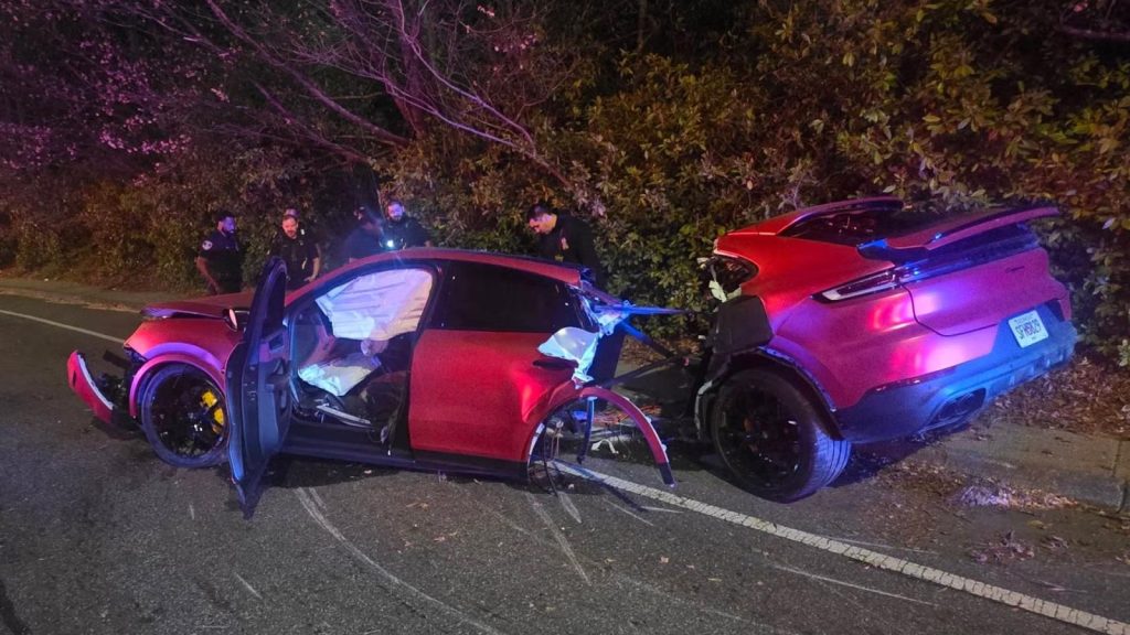 Απίστευτο τροχαίο: Porsche Cayenne διαλύθηκε στα δύο αλλά ο οδηγός βγήκε ολοζώντανος (φώτο)