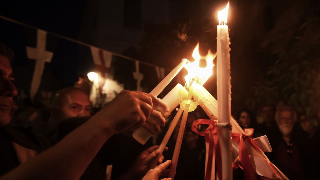 Γ.Λοβέρδος: «Κανονικά θα γίνει η μεταφορά του Αγίου Φωτός στην Ελλάδα – Είναι η “ψυχή” των Ελλήνων»