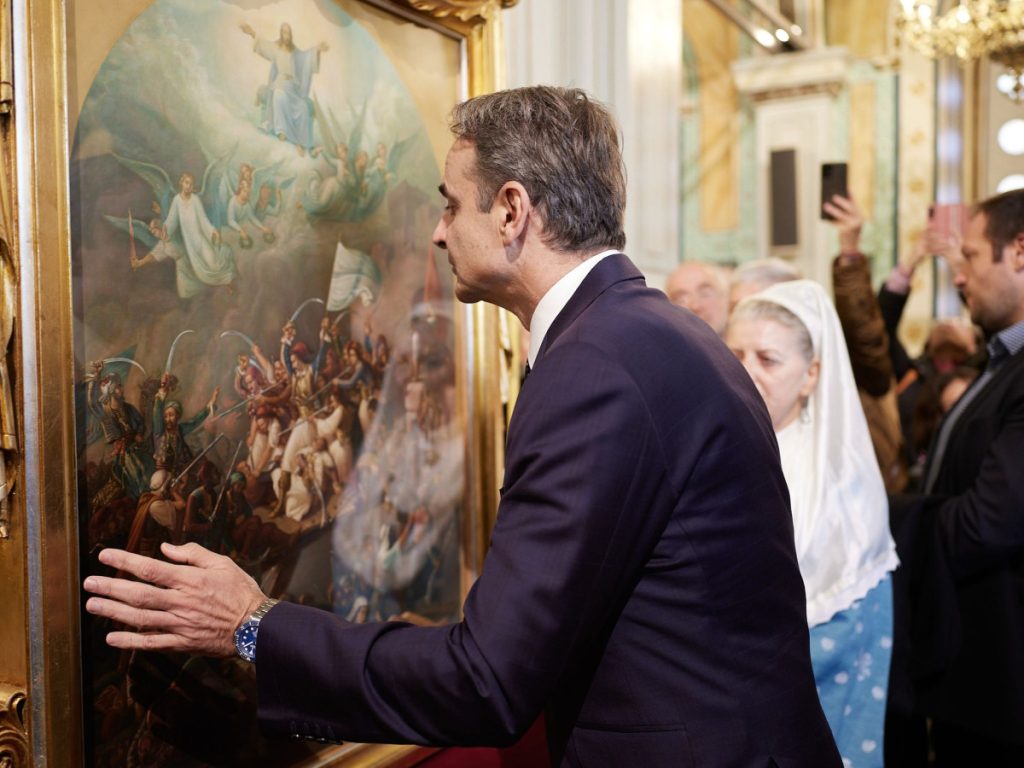 Η ανακοίνωση του δήμου Μεσολογγίου μετά την «βροχή» σχολίων που προκάλεσε ο ασπασμός του Κ.Μητσοτάκη σε πίνακα