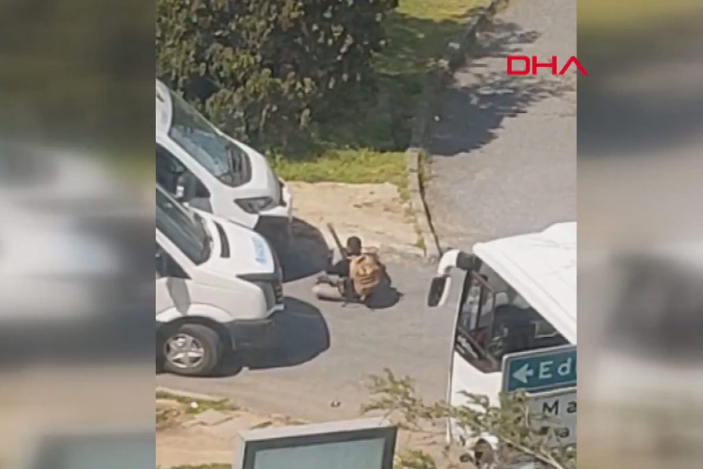 Νέο βίντεο από την επίθεση στο ισραηλινό προξενείο στην Κωνσταντινούπολη: Η στιγμή που δράστης οπλίζει