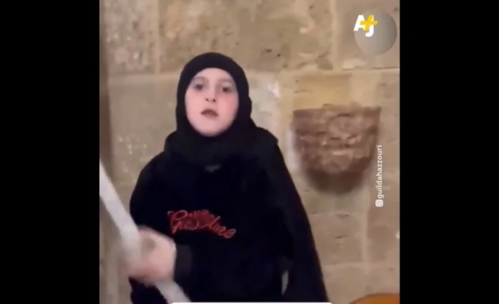 «Εδώ είμαστε όλοι ένα»: Το μήνυμα μικρής Μουσουλμάνας που χτυπάει την καμπάνα σε εκκλησία στον Λίβανο (βίντεο)