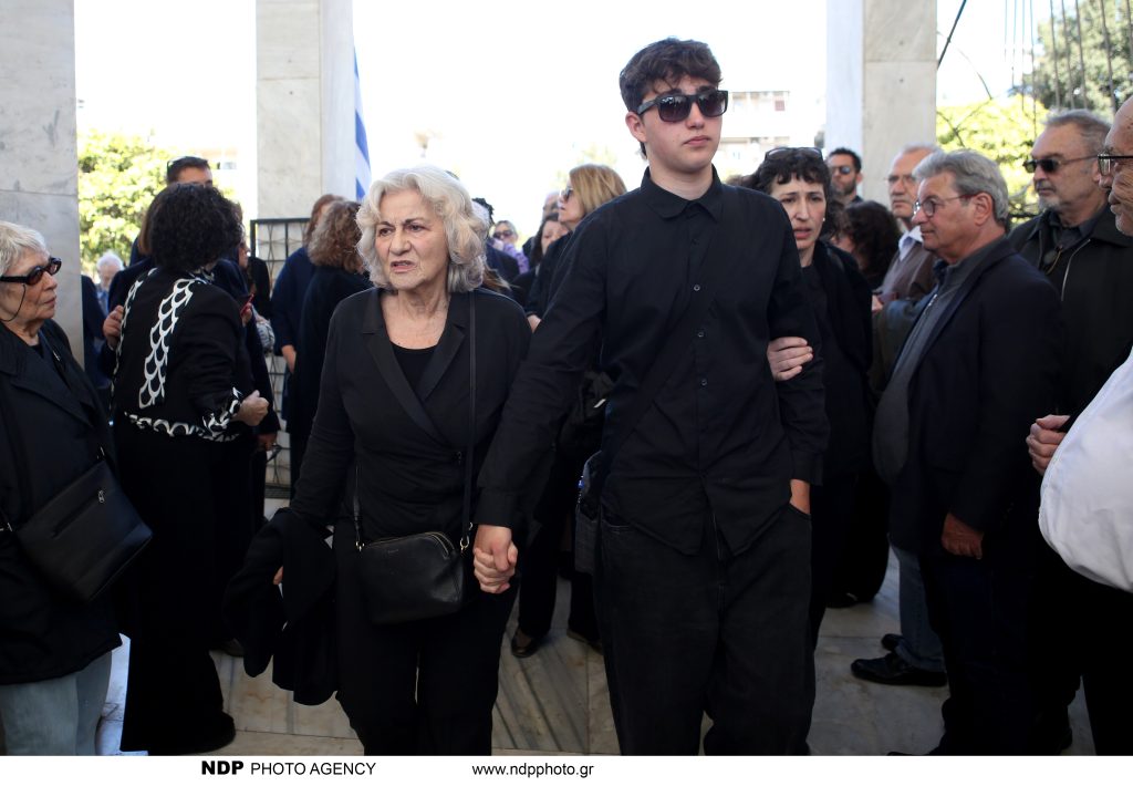 Συγγενείς & φίλοι είπαν το τελευταίο «αντίο» στον Β.Ρίζο: Συντετριμμένη η Θ.Φωτίου στην κηδεία του γιου της