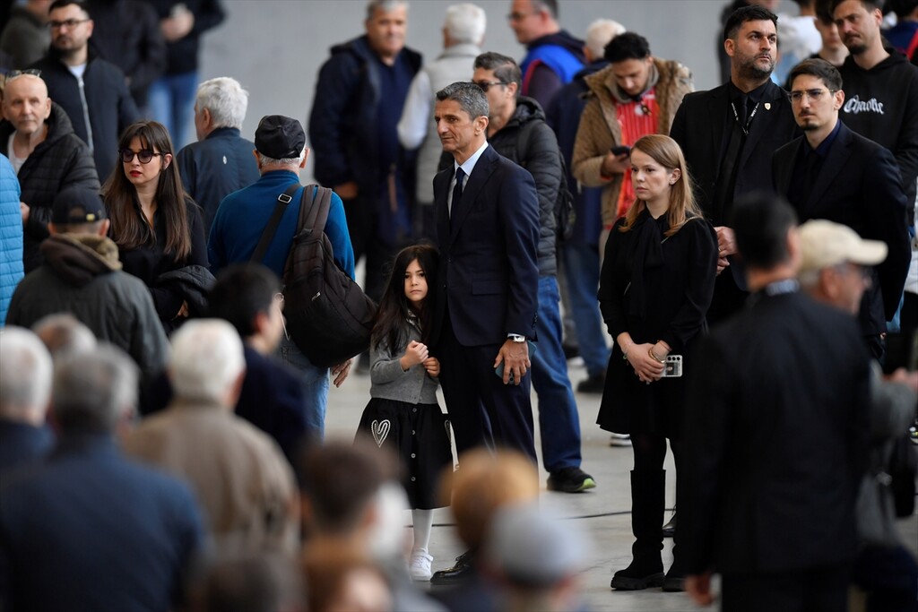 H στιγμή που ο Ραζβάν Λουτσέσκου δακρύζει μπροστά από το φέρετρο του πατέρα του – Δείτε βίντεο