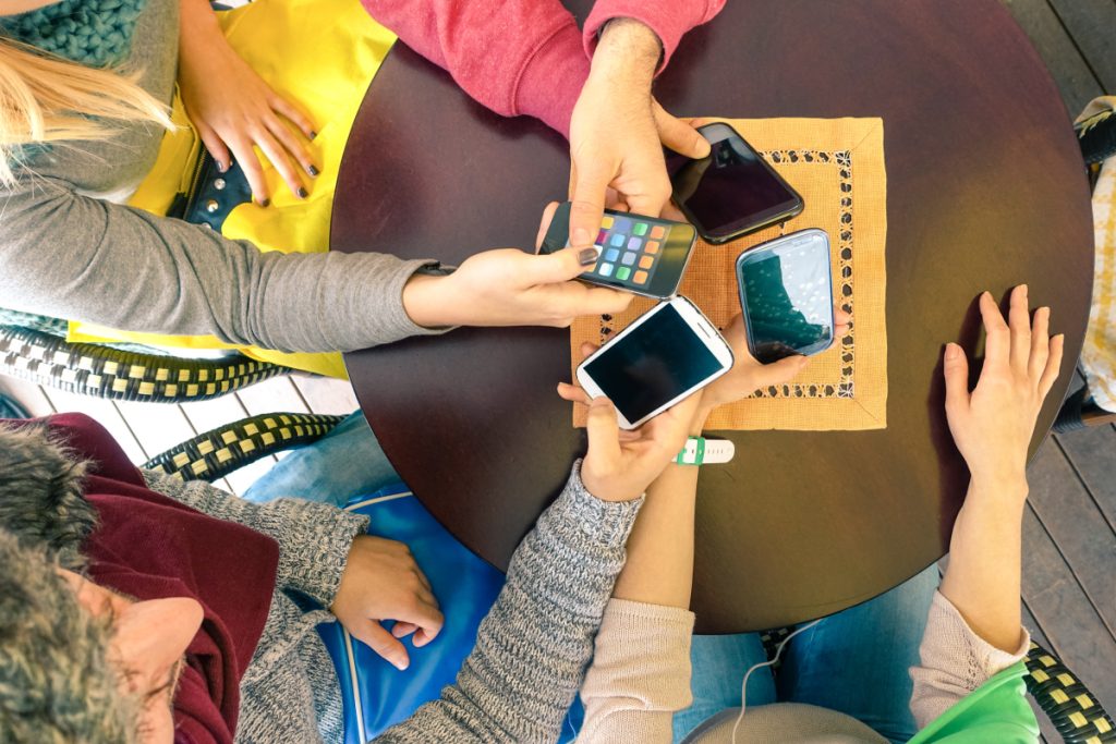 Ανεφάρμοστος ο «κόφτης» στα social media για ανήλικους που θέλει να επιβάλλει ο Κ.Μητσοτάκης