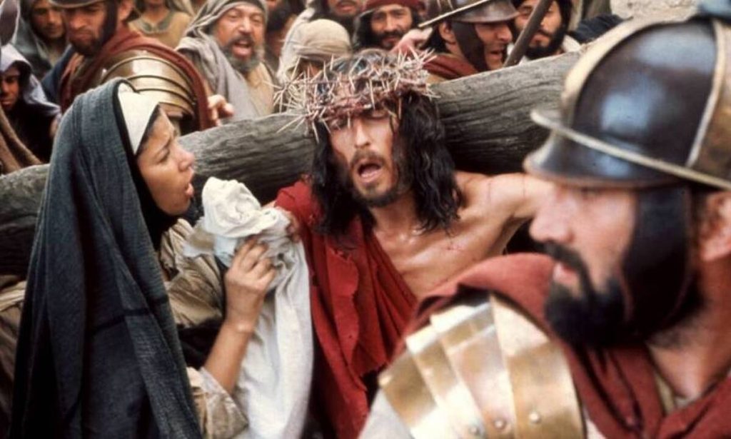 «Ο Ιησούς από τη Ναζαρέτ»: Το αστρονομικό ποσό που κόστισε η θρυλική σειρά του Φ.Τζεφιρέλι – Πόσα πήρε ο Ρ.Πάουελ