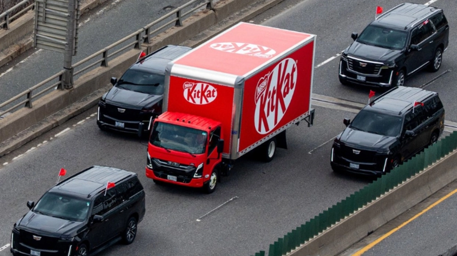 Το διαφημιστικό «τρικ» της KitKat μετά την κλοπή των 12 τόνων σοκολάτας: Φορτηγό κυκλοφορεί με VIP συνοδεία (βίντεο)