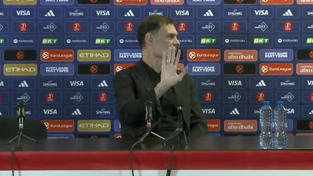 Γιώργος Μπαρτζώκας: Αιφνιδιάστηκε ο προπονητής του Ολυμπιακού – «Πάντα έτσι είναι εδώ;» (βίντεο)