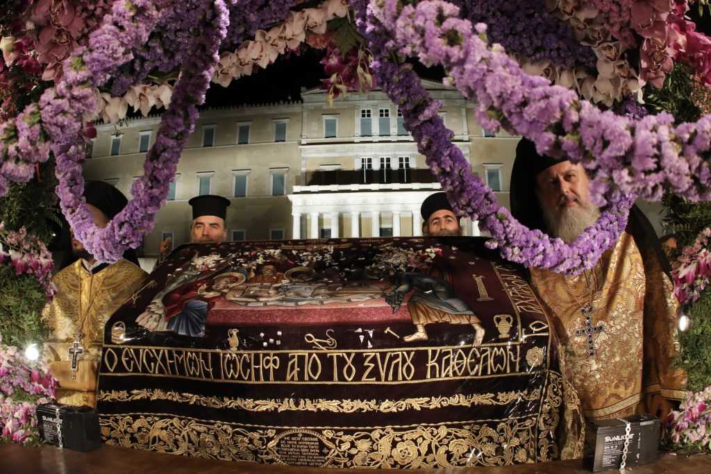 Μεγάλη Παρασκευή: Δείτε τι συμβολίζει το κάθε λουλούδι που χρησιμοποιείται για τον στολισμό του Επιταφίου