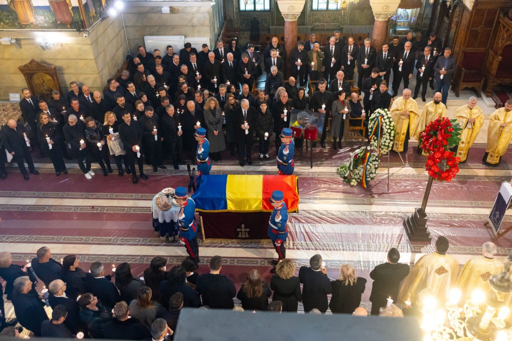 Κλίμα βαθιάς συγκίνησης στην κηδεία του Μιρτσέα Λουτσέσκου: Τραγική φιγούρα ο Ραζβάν (φωτο)