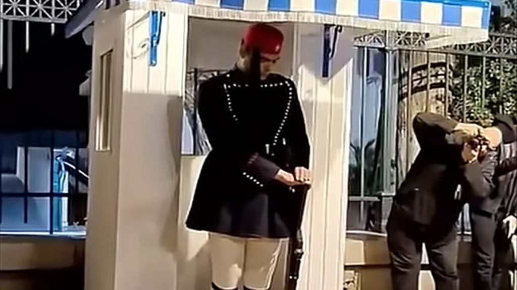 Προεδρική Φρουρά: Σκύβει το κεφάλι μόνο στον Επιτάφιο (βίντεο)