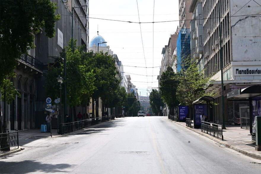 Κυριακή του Πάσχα: Άδειοι οι δρόμοι της Αθήνας – Δείτε εικόνες
