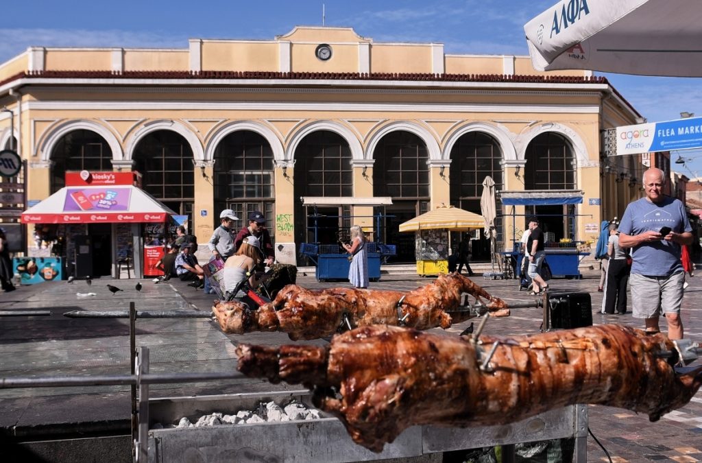 Πασχαλινό γλέντι στο Μοναστηράκι: Στήθηκαν περισσότερες από 150 σούβλες (βίντεο)