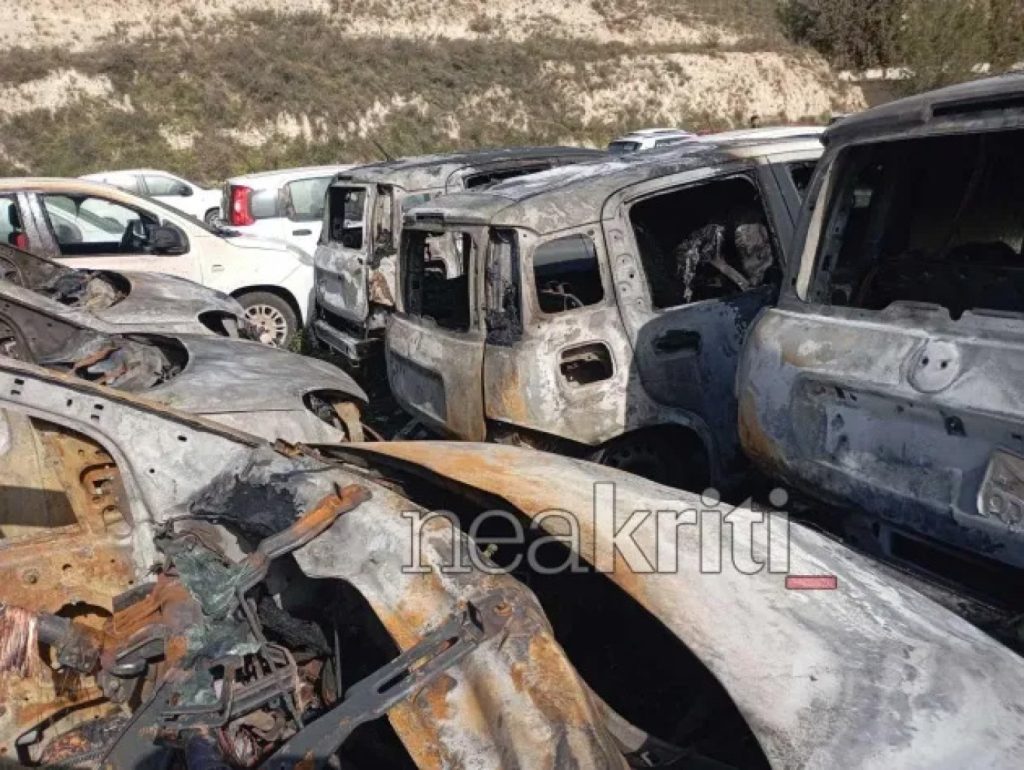 Ηράκλειο: Δείτε το απότοκο της καταστροφικής πυρκαγιάς σε μάντρα ενοικιαζόμενων αυτοκινήτων (βίντεο & φωτογραφίες)