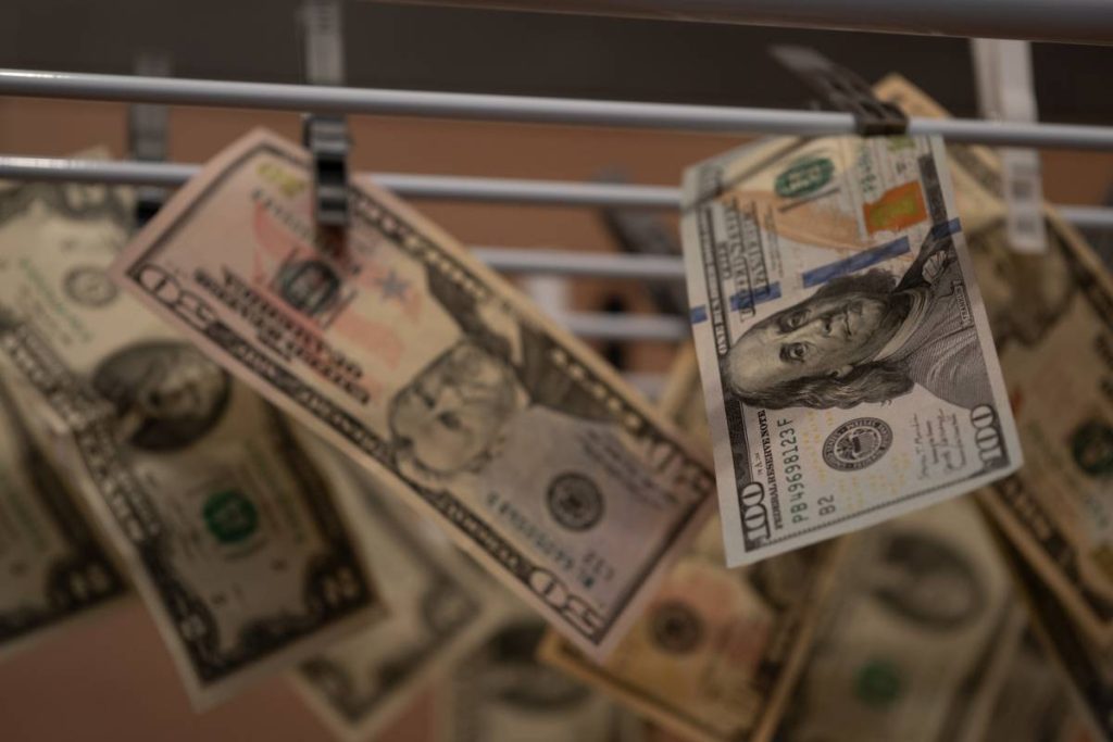 Κίνα: Γυναίκα βγήκε στο μπαλκόνι και πέταξε 162.000 δολάρια! – Δείτε για ποιο λόγο (βίντεο)