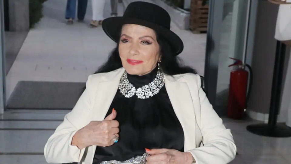 Ζωζώ Σαπουντζάκη: Είναι κατάκοιτη σε αναπηρικό καρότσι – Δεν έχει ενημερωθεί για τον χαμό του συντρόφου της