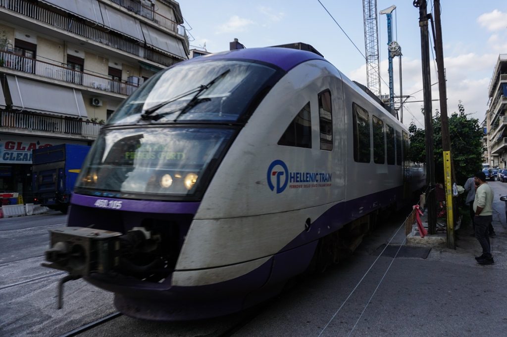 Πάτρα: Αμαξοστοιχία του Προαστιακού συγκρούστηκε με αυτοκίνητο που ήταν παρκαρισμένο στις γραμμές