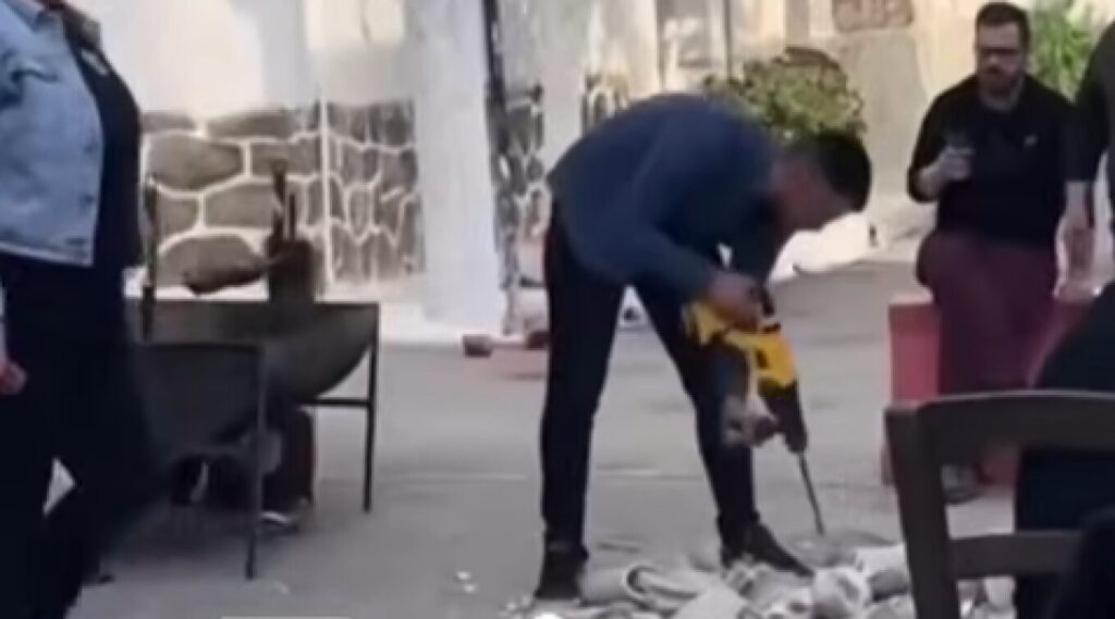 Χαμός σε γλέντι στην Εύβοια: Τελείωσαν τα πιάτα και άρχισαν να σπάνε… λεκάνες (βίντεο)