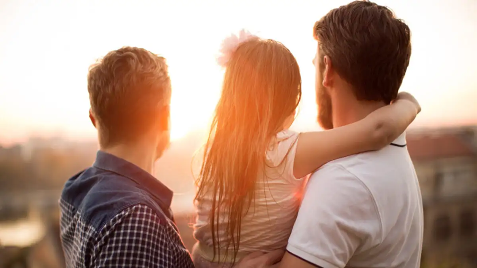 Οργή με ομοφυλόφιλους άνδρες στις ΗΠΑ που κοροϊδεύουν βρέφος που απέκτησαν με παρένθετη μητέρα (βίντεο)