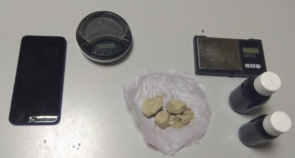 Χειροπέδες σε δύο γυναίκες και έναν άνδρα στις Αχαρνές: Η ΕΛΑΣ εντόπισε ηρωίνη και χρήματα από το εμπόριό της