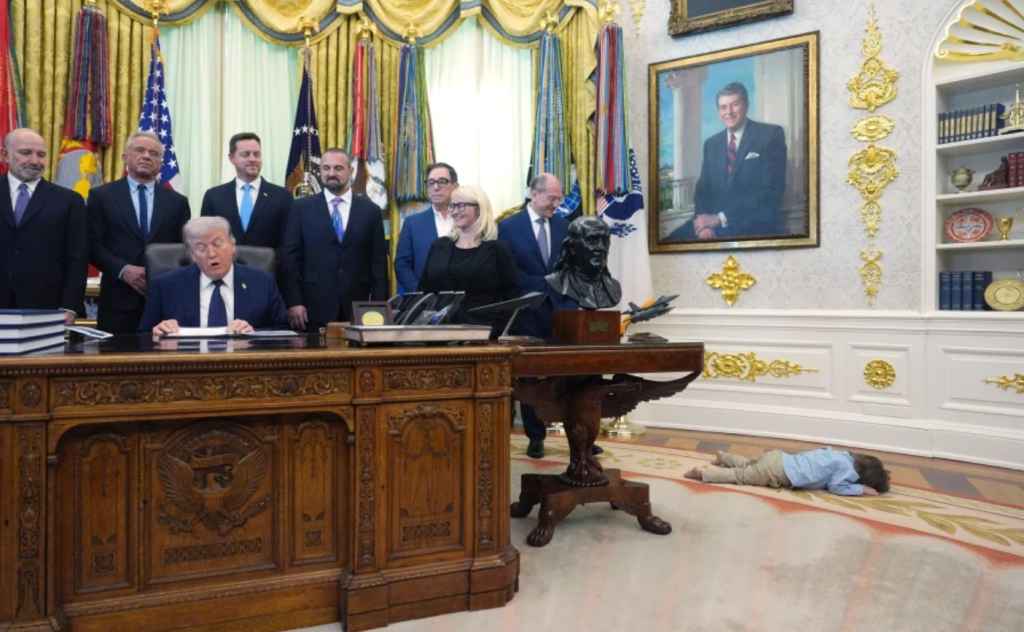 Ο Ν.Τραμπ «έλιωσε» με πρώην κωφό αγοράκι: «Δεν άκουγε και έλαβε αυτή την θαυματουργή θεραπεία» – Δείτε βίντεο