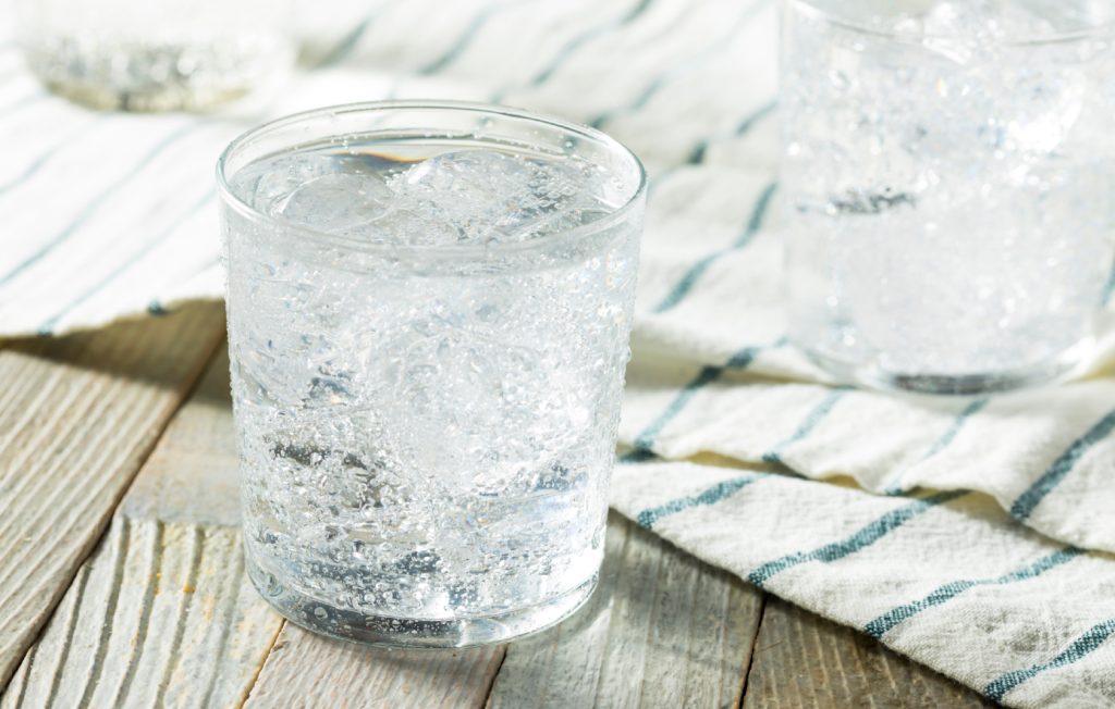 Δείτε τι συμβαίνει στο σώμα σας εάν καταναλώνετε κάθε μέρα ανθρακούχο νερό