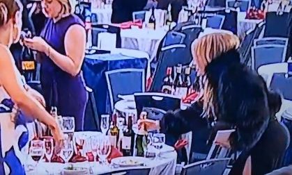 Σκηνές «χάους» μετά τους πυροβολισμούς στο δείπνο των ανταποκριτών: Καλεσμένοι έκλεψαν μπουκάλια κρασί (βίντεο)