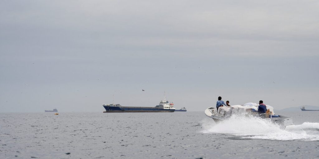 «Καζάνι που βράζει» τα Στενά του Ορμούζ: Οι ΗΠΑ καταλαμβάνουν πλοία – Το Ιράν προειδοποιεί με το παγκόσμιο ίντερνετ