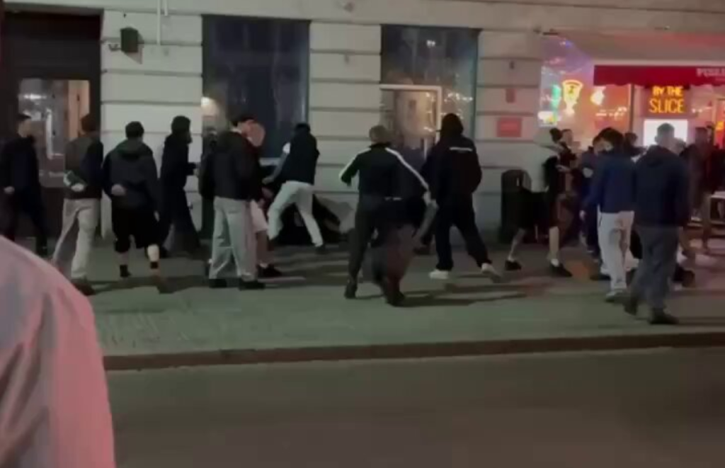 Ουκρανοί νταήδες πήραν το… μάθημά τους από τους Πολωνούς σε κλαμπ της Βαρσοβίας – Δείτε βίντεο