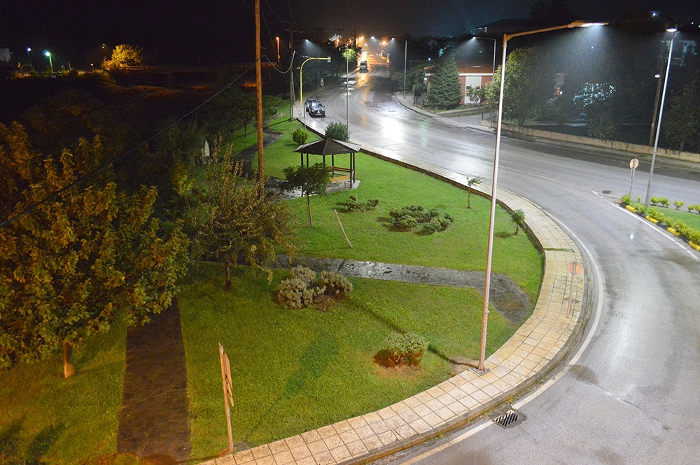 Ρουμανία: Η στιγμή που κολώνα φωτισμού καταπλακώνει γυναίκα και το δίχρονο παιδί της! (βίντεο)