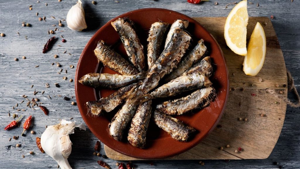 Σαρδέλες: Το «φυσικό botox» για το δέρμα – Γιατί αξίζει να τις καταναλώνετε όσο πιο συχνά μπορείτε
