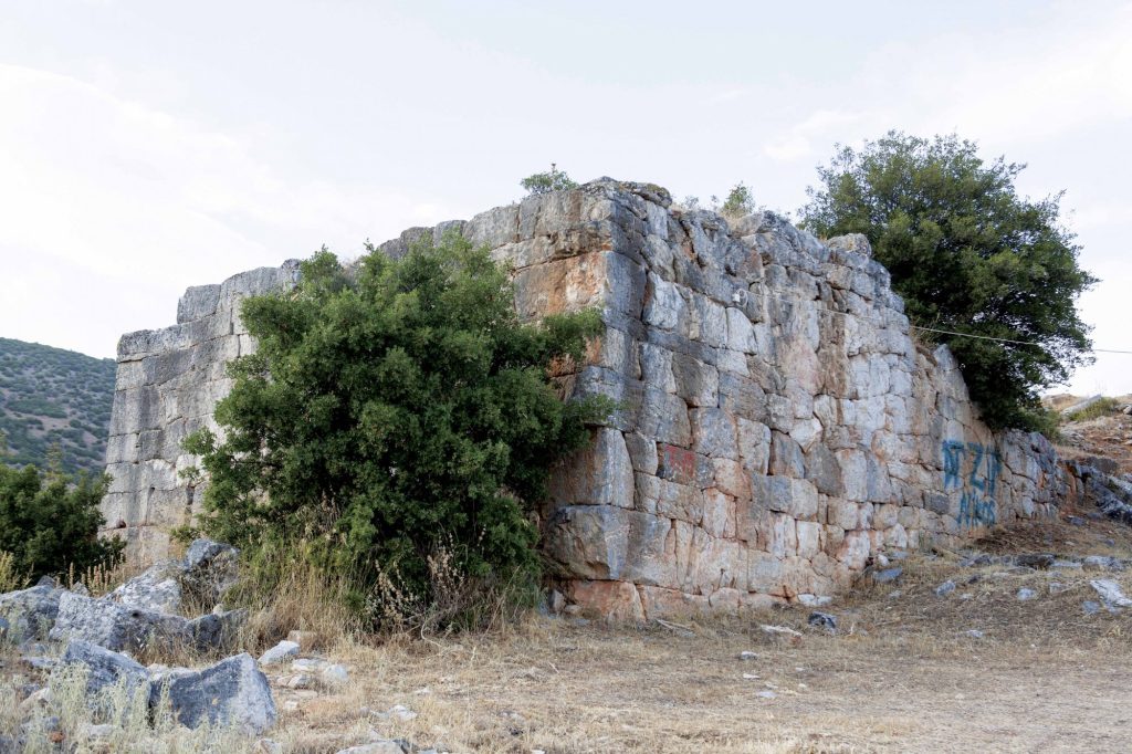 Σε εξέλιξη τα έργα αποκατάστασης της ακρόπολης στην αρχαία Πέλιννα