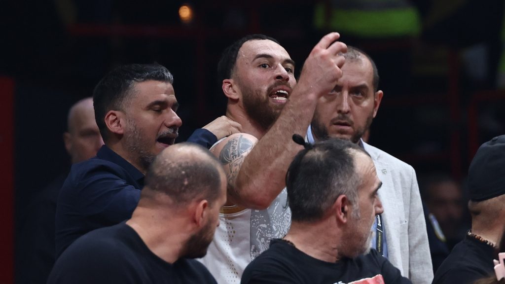 Αφού προκάλεσε χάος στο παιχνίδι με τον Ολυμπιακό τώρα ο Μάικ Τζέιμς ζητά συγγνώμη