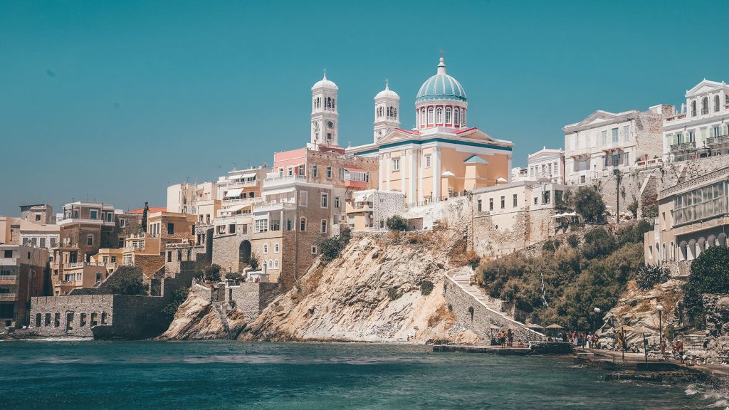 Η Ινδία «εκθειάζει» την Σύρο: Στοχευμένες καμπάνιες για την διαφήμισή της