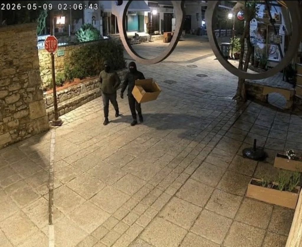 Δείτε βίντεο: Διαρρήκτες στη Χαλκιδική ξάφρισαν αντικείμενα αξίας 20.000 ευρώ από κατάστημα οπτικών