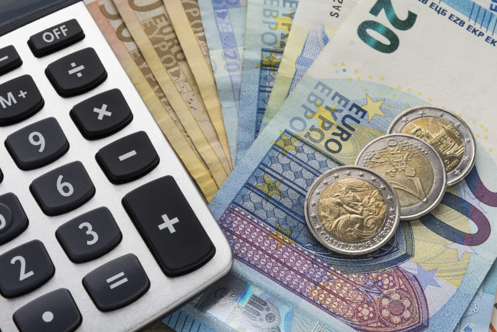 «Τηλεφωνική καταιγίδα» από την ΑΑΔΕ: 55.000 κλήσεις και μαζικές ειδοποιήσεις σε φορολογούμενους με χρέη στην εφορία