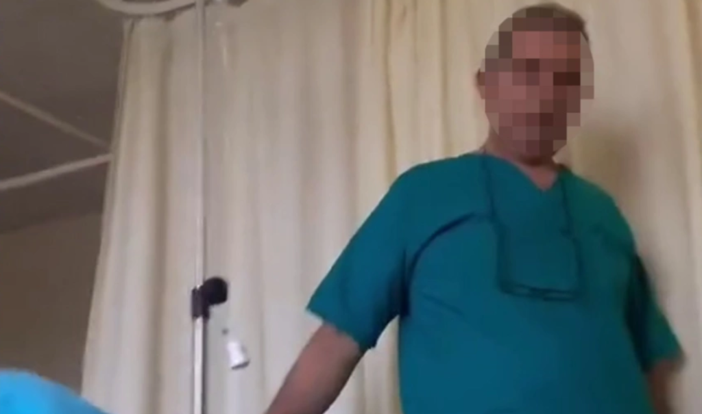 Στον «πάγο» ο γιατρός: Διατάχθηκε ΕΔΕ εις βάρος του – Δείτε ξανά τη στιγμή που ζητά φακελάκι από την ασθενή