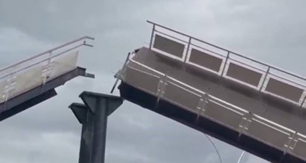 Παραλίγο τραγωδία στην Άγκυρα: Φορτηγό με ανυψωμένη την καρότσα του προκάλεσε την πτώση γέφυρας (βίντεο)