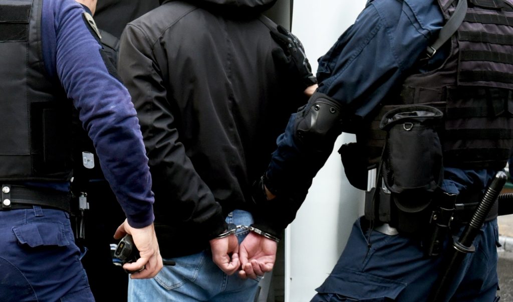 Χειροπέδες σε τρεις νεαρούς για ληστεία πρατηρίου καυσίμων στο Παγκράτι – Απείλησαν υπάλληλο με μαχαίρι (φωτο)