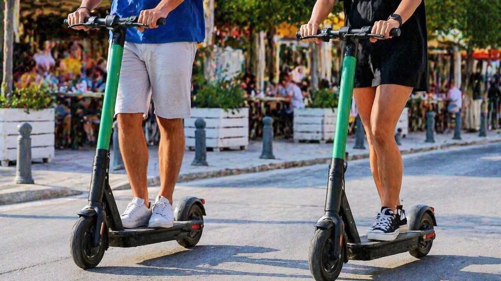 Κατατίθεται στη Βουλή το νομοσχέδιο για την απαγόρευση ανηλίκων με ηλεκτρικά πατίνια στους δρόμους