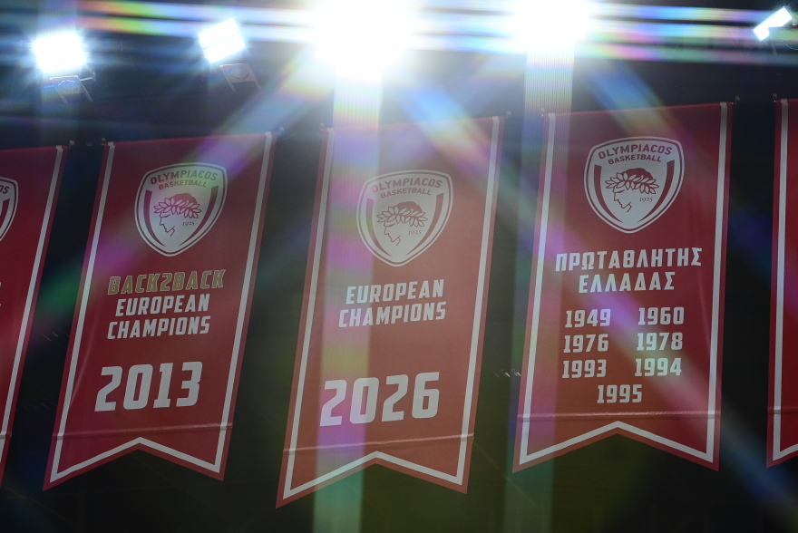 Ολυμπιακός: Το λάβαρο της 4ης EuroLeague υψώθηκε στην οροφή του ΣΕΦ σε ειδική τελετή (βίντεο – φωτο)