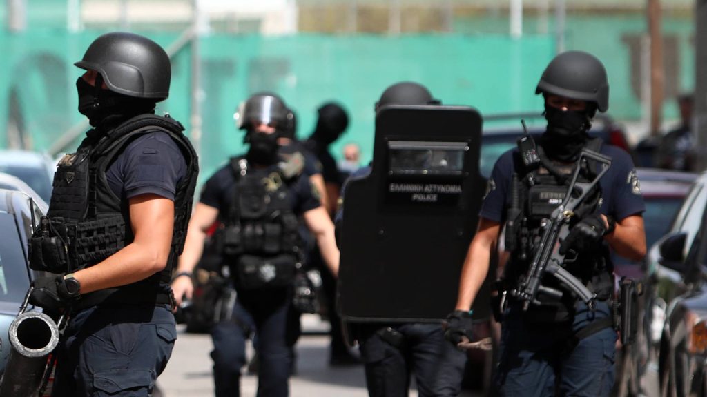 Έφοδος της ΕΛΑΣ σε καταυλισμούς των Ρομά στον Ασπρόπυργο (βίντεο)