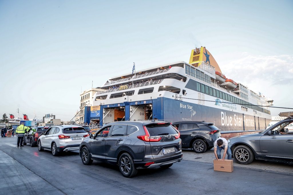 Ξεκίνησε η έξοδος των εκδρομέων για το τριήμερο του Αγίου Πνεύματος: Αυξημένη κίνηση στο λιμάνι του Πειραιά