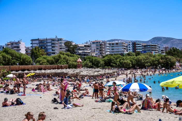«Ξεχύθηκαν» στις παραλίες της Αττικής όσοι δεν έφυγαν τριήμερο: Η πρόγνωση του καιρού μέχρι του Αγίου Πνεύματος
