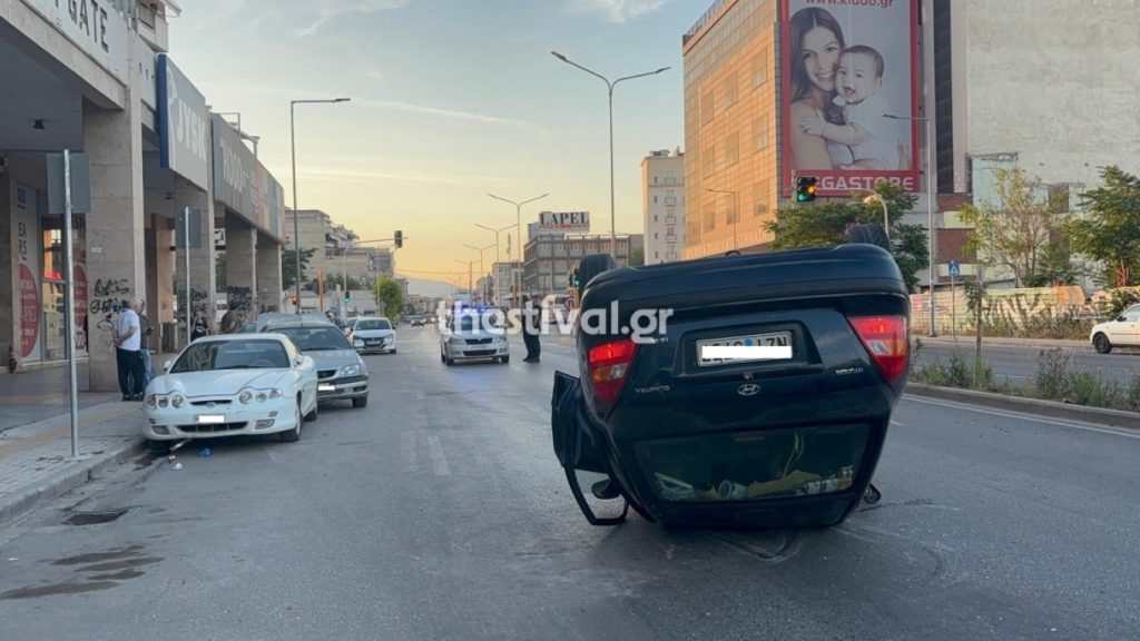Αυτοκίνητο στη Θεσσαλονίκη τούμπαρε μετά από σύγκρουση σε παρκαρισμένα οχήματα (βίντεο)
